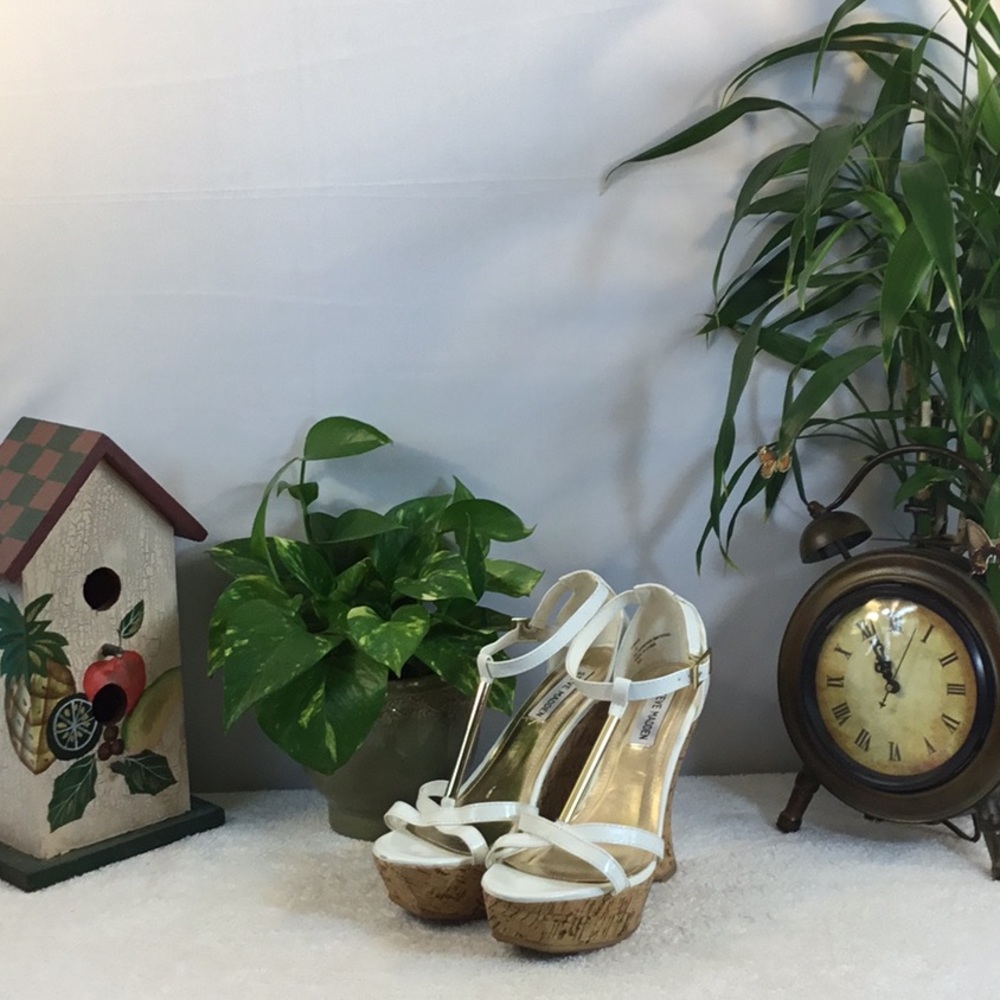 🦋🌸🦋Steve Madden White/Gold Wedge Heels🦋🌸🦋